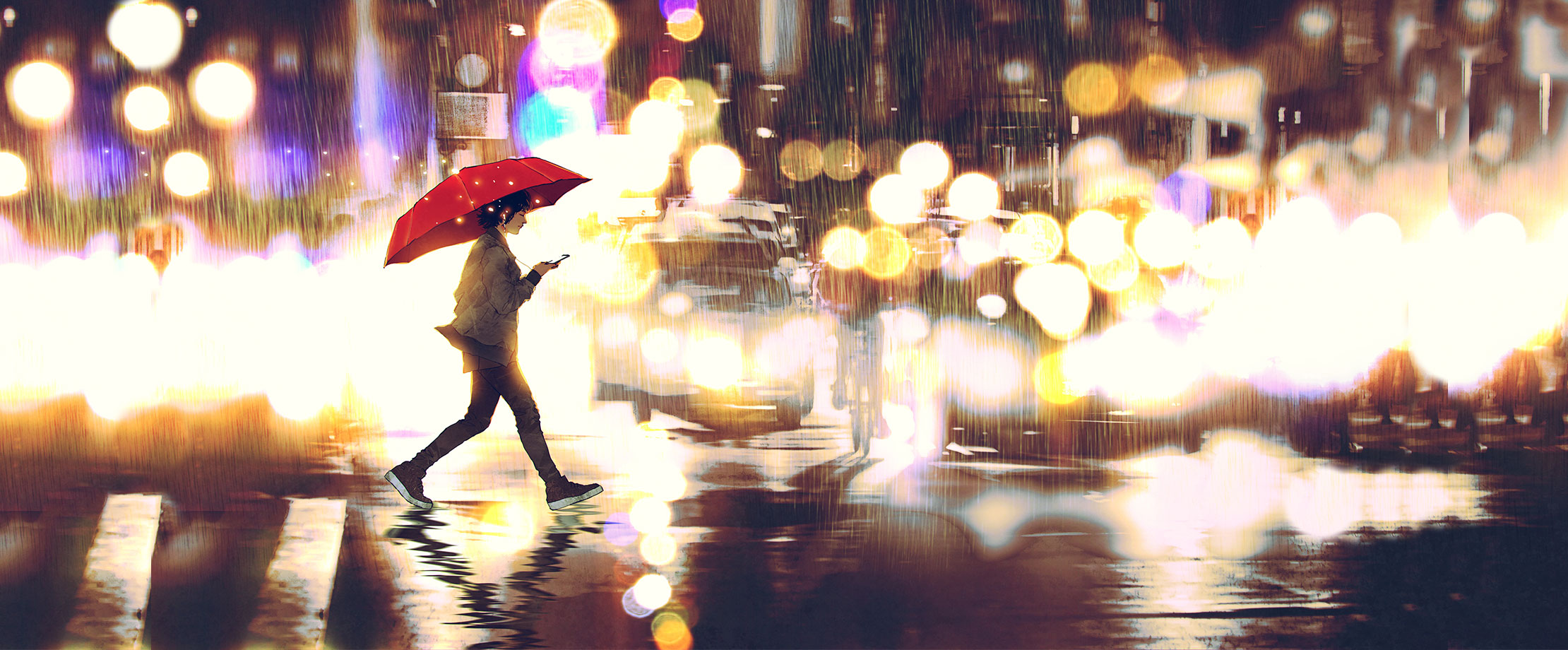 Eine junge Frau überquert bei Regen eine Straße. Sie hält einen Schirm und blickt auf ihr Hände. Im Hintergrund blenden die Lichter von Autos und Motorrädern.