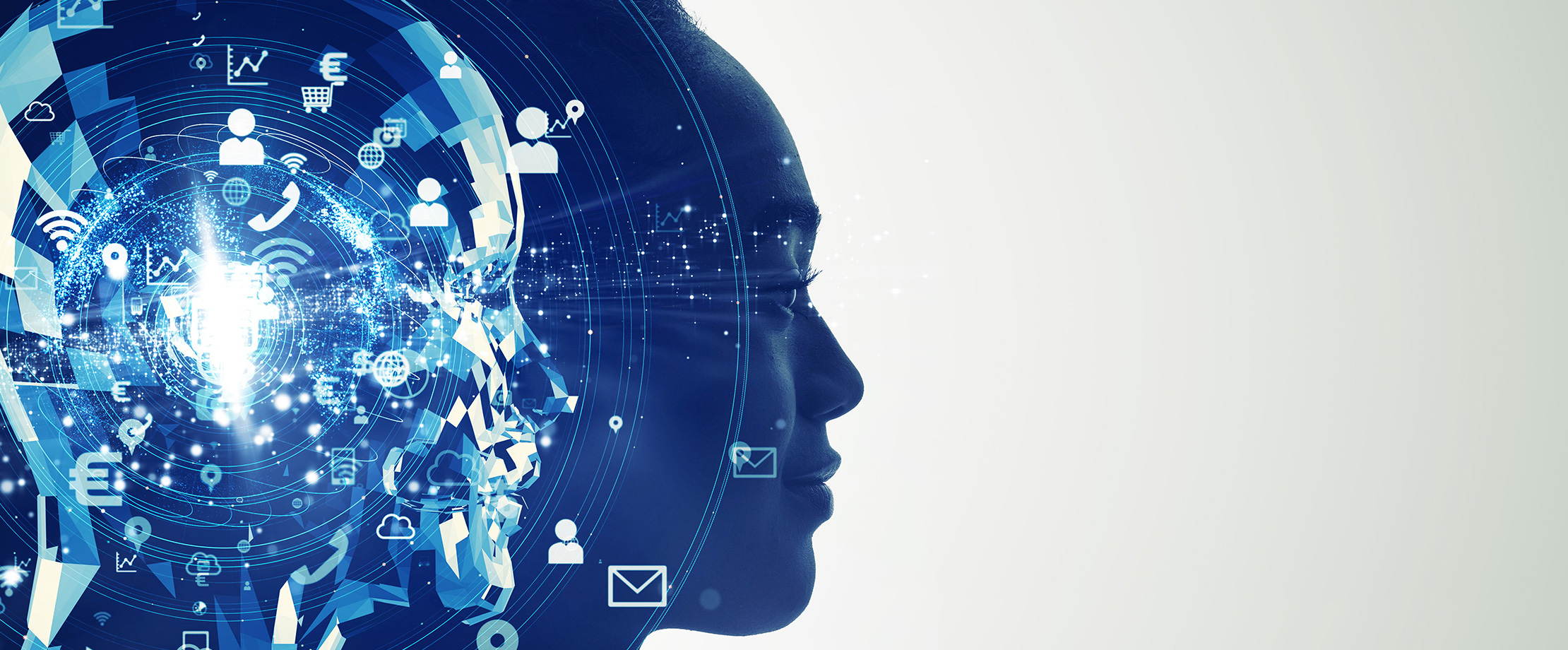 Das Seitenprofil einer Frau ist in Blautönen vor einem weiß-grauen Hintergrund abgebildet. Links versetzt werden ihre Kopfumrisse durch schwebende blaue Platten nachgeformt, was künstliche Intelligenz darstellen soll.