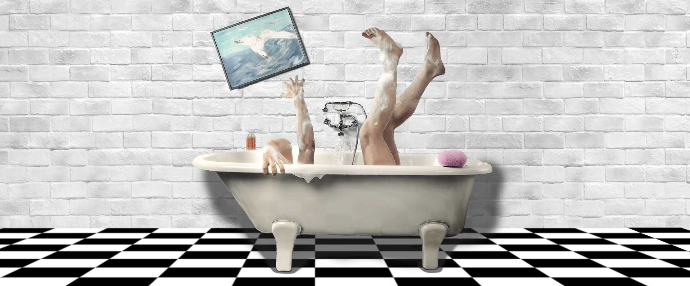 Eine Person liegt in der Badewanne. Die Beine sind nach oben hin ausgestreckt. Mit den Händen versucht die Person sich am Badewannenrand festzuhalten. Das verrutschte Bild an der Wand hinter der Badewanne, deutet auf einen Unfall hin.